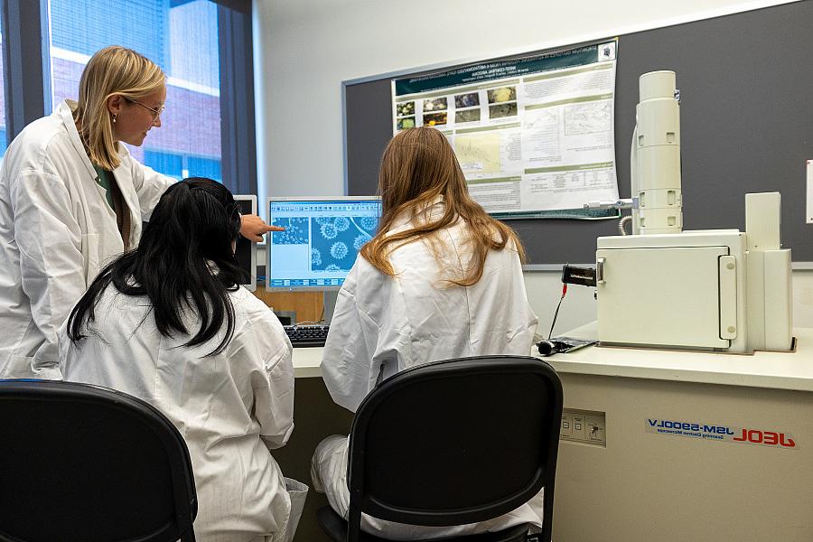 Students using a Scanning electron microscopy instrument.