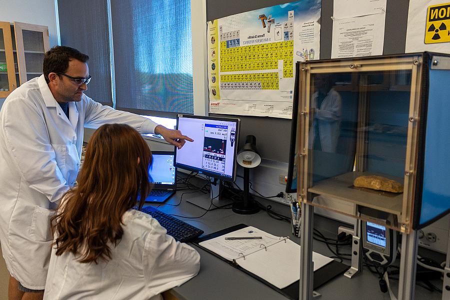 Students using an X-ray fluorescence (pXRF) analyzer.