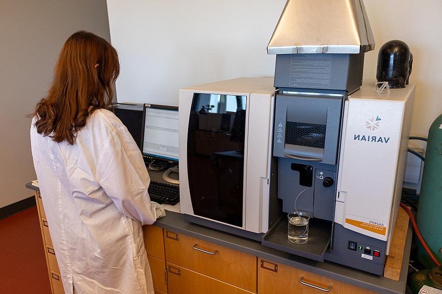 Students using an atomic absorption (AA) spectrometer.