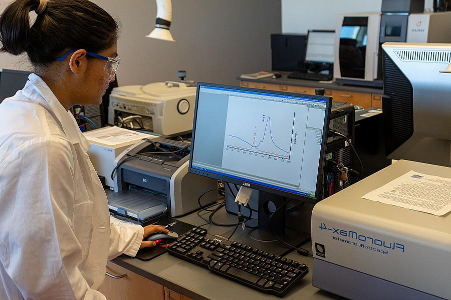 Students using a spectrofluorometer.