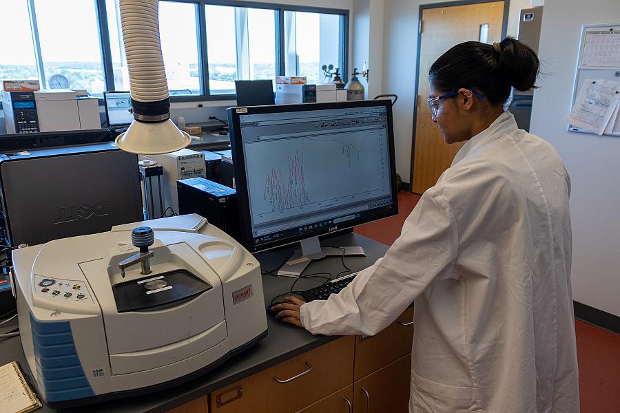 Students using a Fourier Transform Infrared (FT-IR) spectrometer.